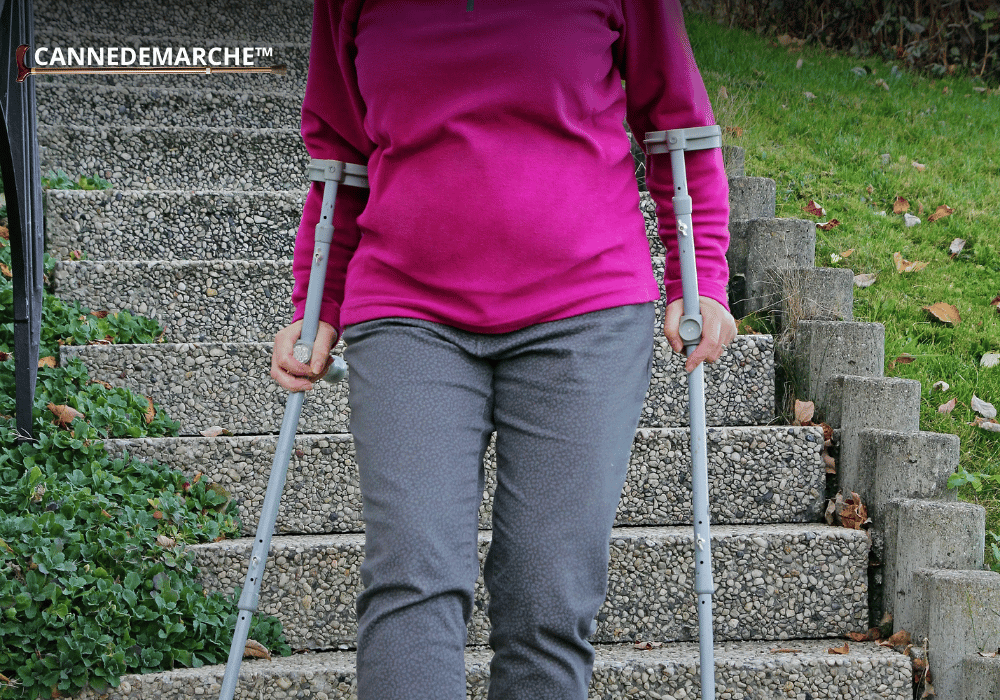 Comment marcher avec 2 cannes anglaises ?
